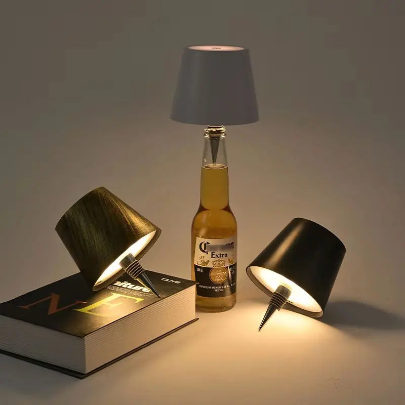 Luminária de mesa LED sem fio em formato de garrafa de vinho, com 3 cores, intensidade infinita ajustável e recarregável via USB. Ideal para mesas de jantar e para bebidas. Toque na parte superior.