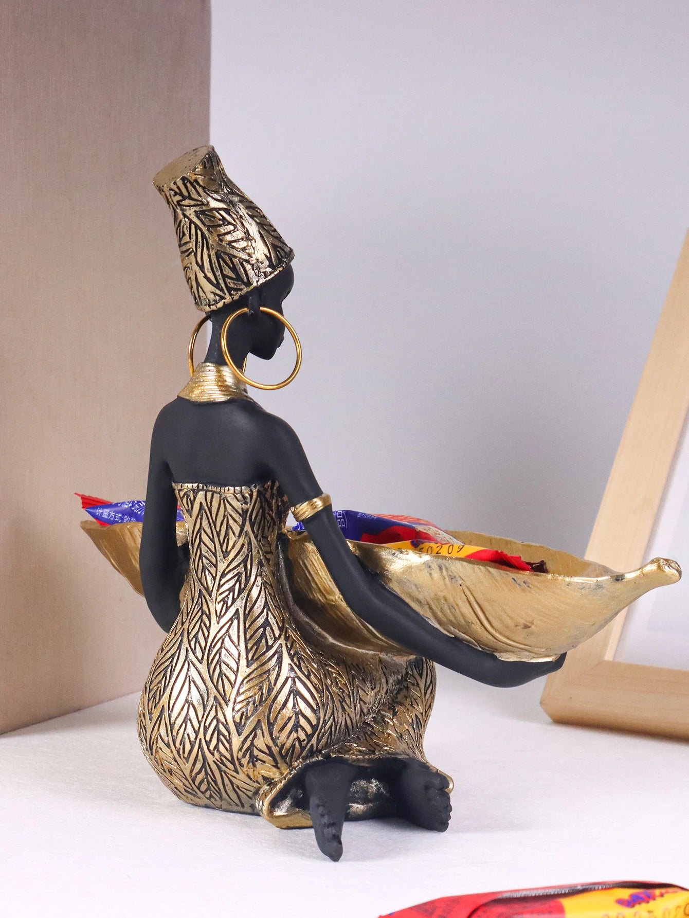Escultura de menina africana segurando um prato, ornamento decorativo para casa e escritório, peça vintage colecionável para decoração de mesa.