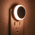 Luminária noturna LED com sensor inteligente de acendimento automático ao anoitecer, ideal para banheiro, corredor, cozinha, escada e quarto.