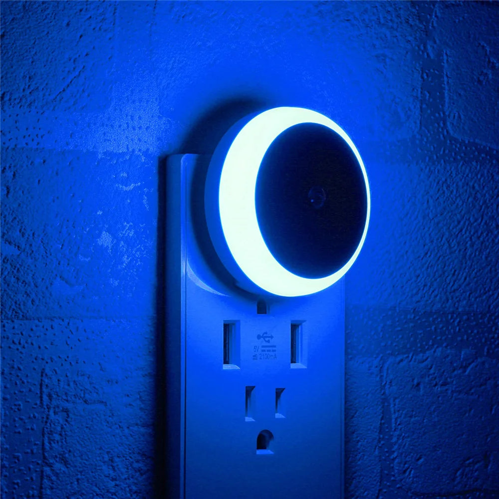 Luminária noturna LED com sensor inteligente de acendimento automático ao anoitecer, ideal para banheiro, corredor, cozinha, escada e quarto.