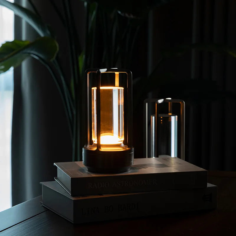 Luminária de mesa LED recarregável em liga de alumínio e cristal, ideal para decoração.