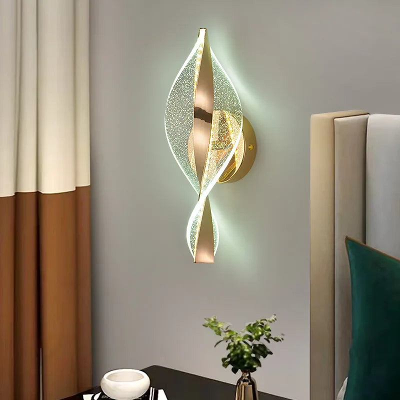Luminária de parede LED moderna em acrílico dourado com acabamento brilhante para hall de entrada, quarto e sala de estar. Ideal para decoração de ambientes, paredes e outros ambientes.