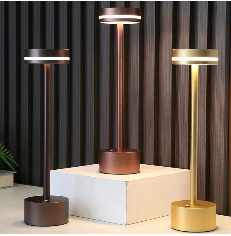 Luminária de mesa com interruptor de toque, recarregável e sem fio.