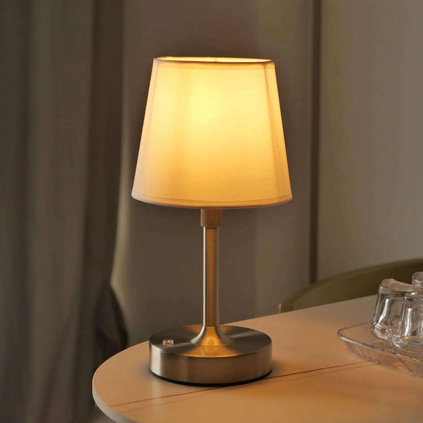 Abajur de mesa sem fio com cúpula de tecido, recarregável com interruptor de toque, lâmpada E12 substituível, luz quente de 2700K.