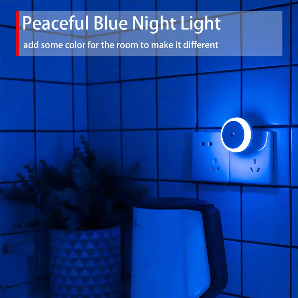Luminária noturna LED com sensor inteligente de acendimento automático ao anoitecer, ideal para banheiro, corredor, cozinha, escada e quarto.