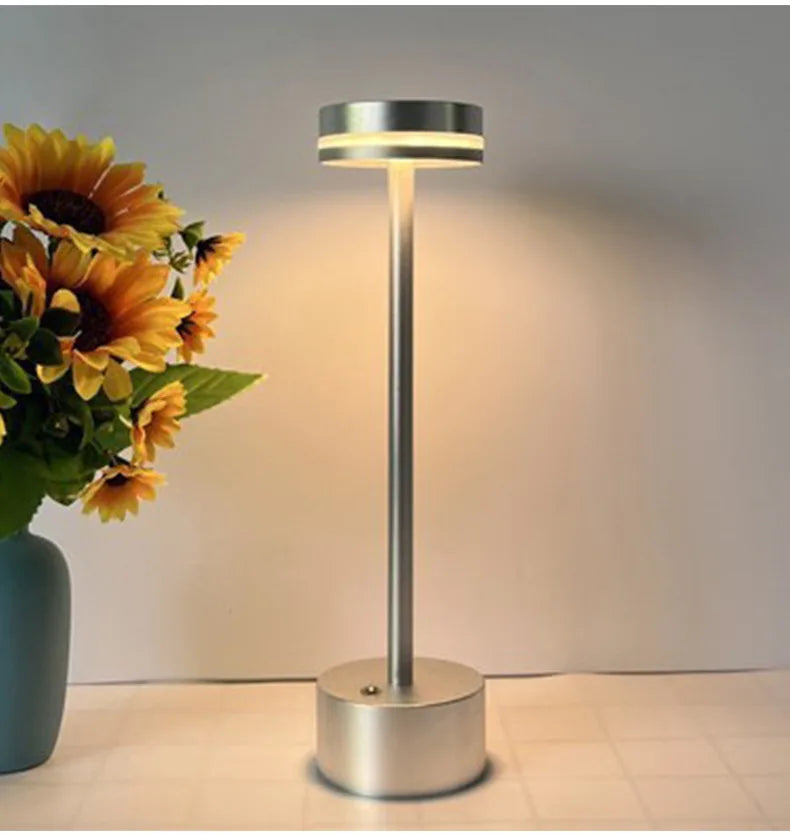 Luminária de mesa com interruptor de toque, recarregável e sem fio.