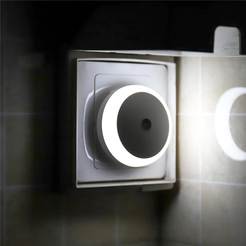 Luminária noturna LED com sensor inteligente de acendimento automático ao anoitecer, ideal para banheiro, corredor, cozinha, escada e quarto.