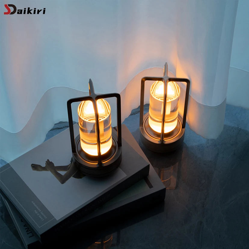 Luminária de mesa LED recarregável em liga de alumínio e cristal, ideal para decoração.