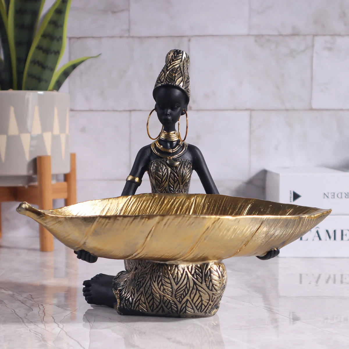 Escultura de menina africana segurando um prato, ornamento decorativo para casa e escritório, peça vintage colecionável para decoração de mesa.