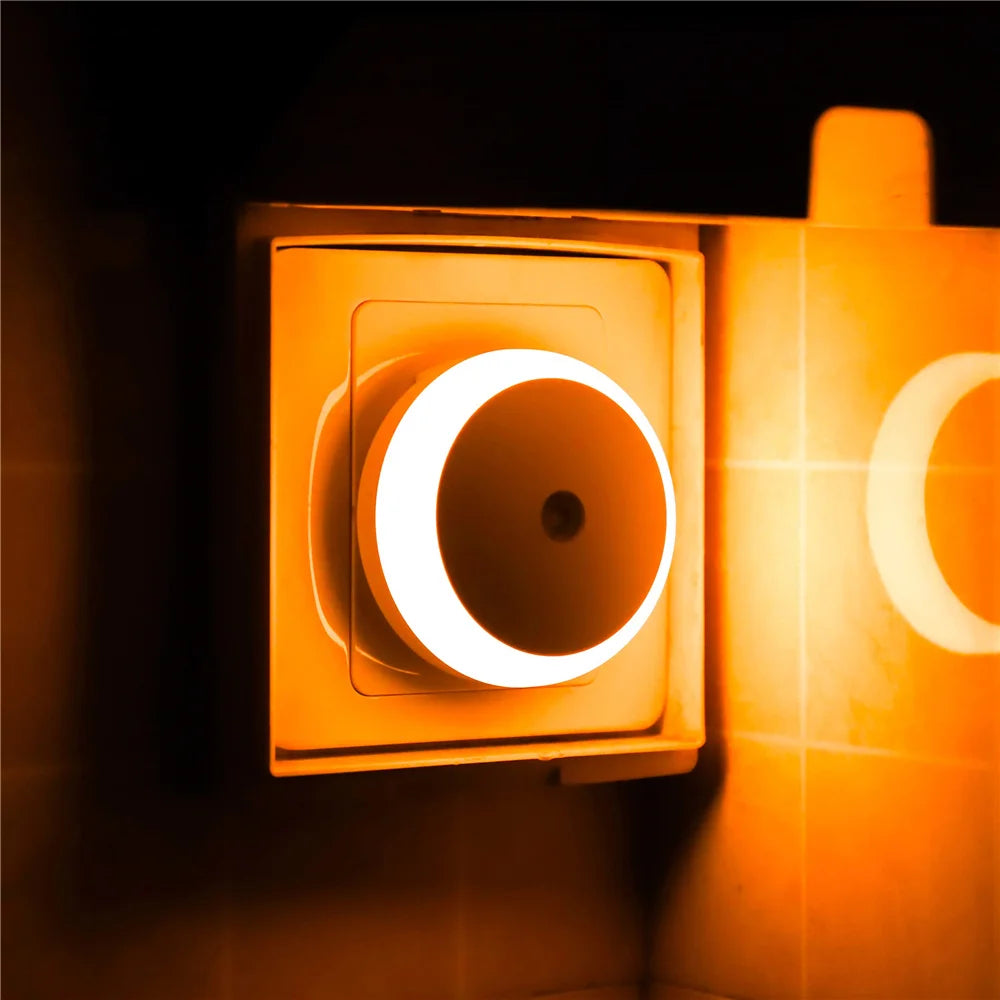 Luminária noturna LED com sensor inteligente de acendimento automático ao anoitecer, ideal para banheiro, corredor, cozinha, escada e quarto.