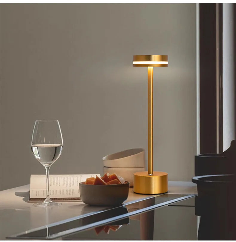 Luminária de mesa com interruptor de toque, recarregável e sem fio.
