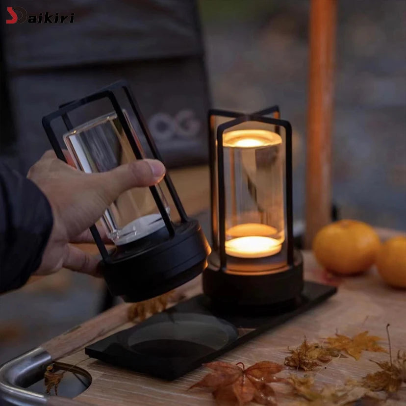 Luminária de mesa LED recarregável em liga de alumínio e cristal, ideal para decoração.
