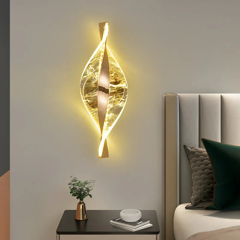 Luminária de parede LED moderna em acrílico dourado com acabamento brilhante para hall de entrada, quarto e sala de estar. Ideal para decoração de ambientes, paredes e outros ambientes.
