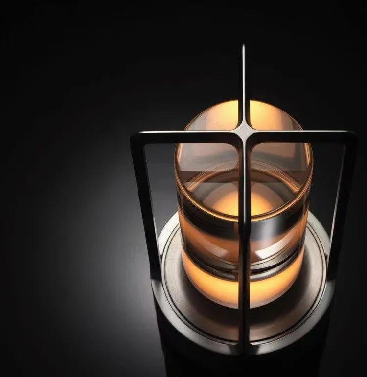 Luminária de mesa LED recarregável em liga de alumínio e cristal, ideal para decoração.