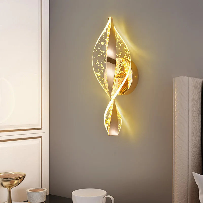 Luminária de parede LED moderna em acrílico dourado com acabamento brilhante para hall de entrada, quarto e sala de estar. Ideal para decoração de ambientes, paredes e outros ambientes.