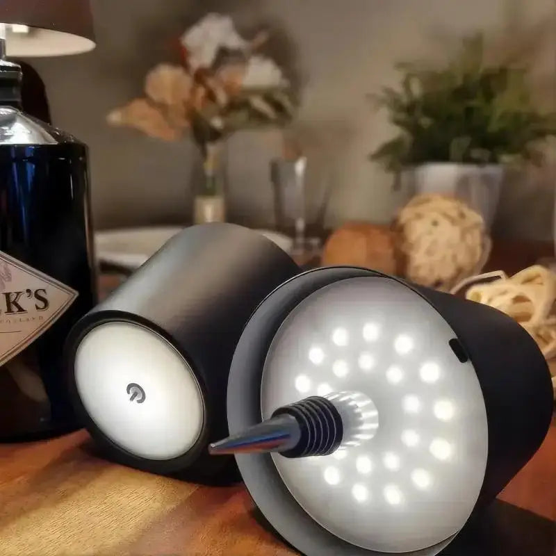 Luminária de mesa LED sem fio em formato de garrafa de vinho, com 3 cores, intensidade infinita ajustável e recarregável via USB. Ideal para mesas de jantar e para bebidas. Toque na parte superior.